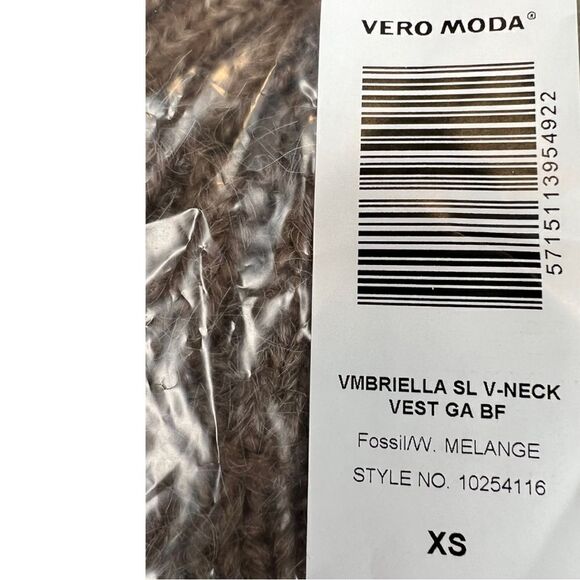 Vero Moda Brielle Cable Kint Sweater Vest in Fossil - Picture 4 of 11